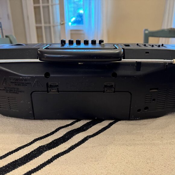 Sanyo CFS-205 Boombox-AM/FM Radio and Cassette Player - Picture 5 of 8